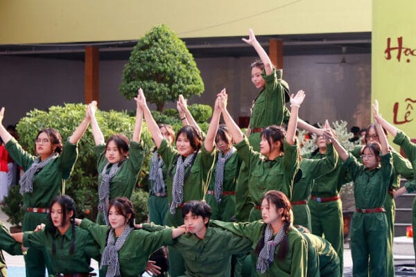 cho-thue-do-linh-bo-doi-bieu-dien-van-nghe (6)