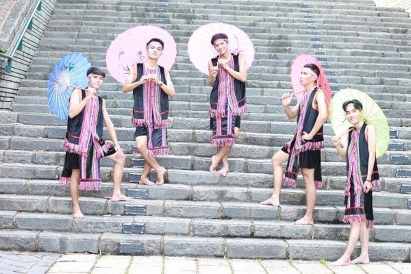 Ảnh nhóm hoặc nam nữ với trang phục dân tộc – ảnh 02