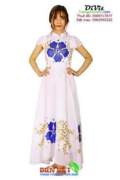 Đầm múa trắng vẽ hoa