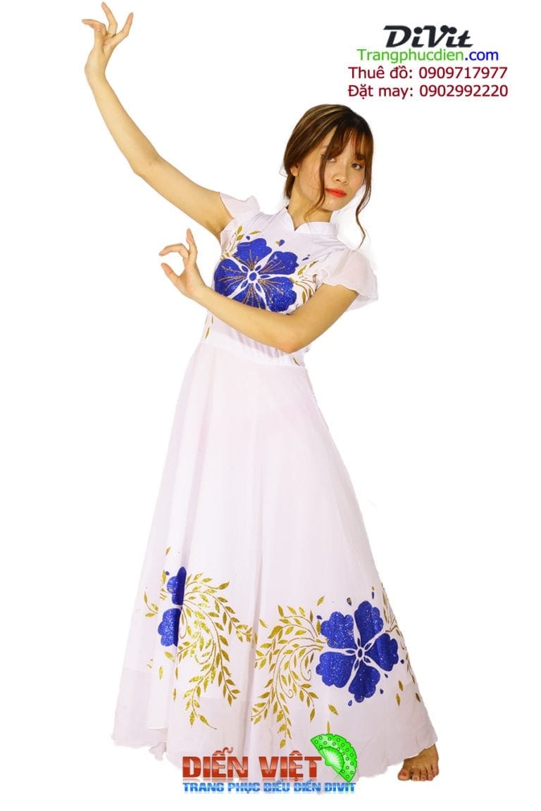 Đầm múa trắng vẽ hoa