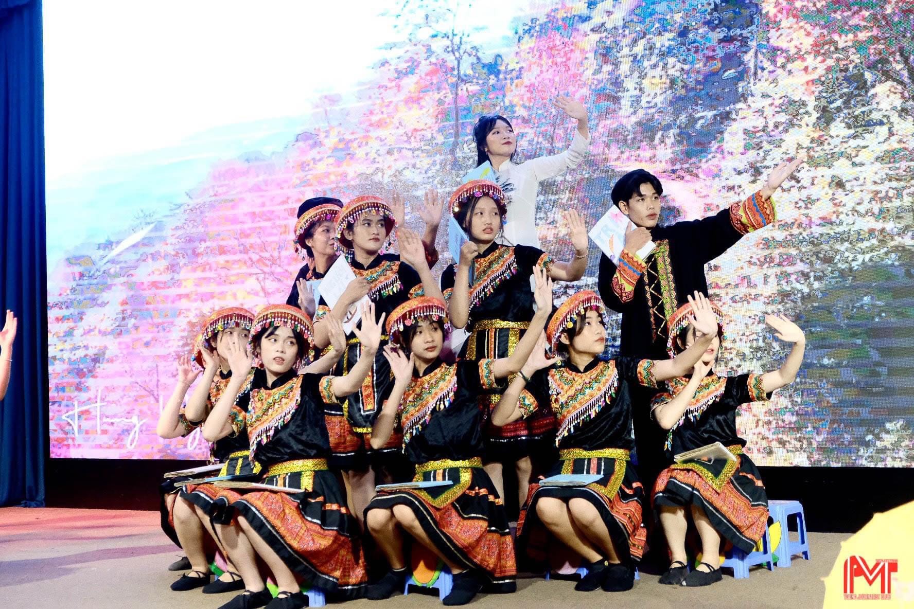 trang phục Hmong nữ