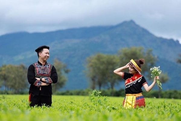 Ảnh nhóm hoặc nam nữ với trang phục dân tộc – ảnh 13