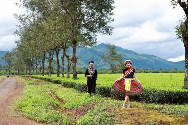 Ảnh nhóm hoặc nam nữ với trang phục dân tộc – ảnh 16