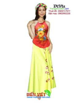 Yếm đào đỏ váy đụp vàng