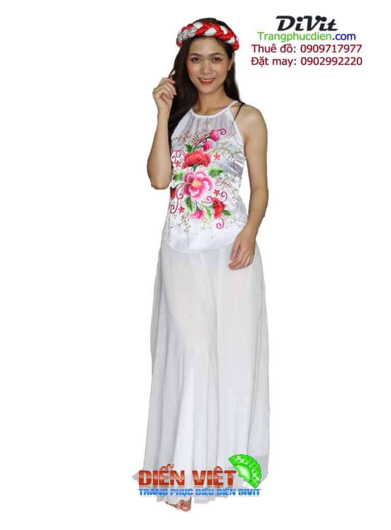 Yếm trắng kín lưng váy voan