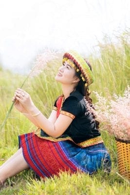 Trang phục H’Mông trong bộ ảnh ngoài trời – ảnh 07