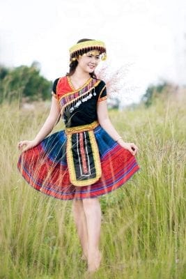 Trang phục H’Mông trong bộ ảnh ngoài trời – ảnh 09