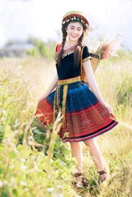 Trang phục H’Mông trong bộ ảnh ngoài trời – ảnh 10