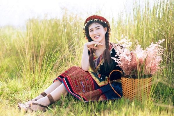 Trang phục H’Mông trong bộ ảnh ngoài trời – ảnh 12