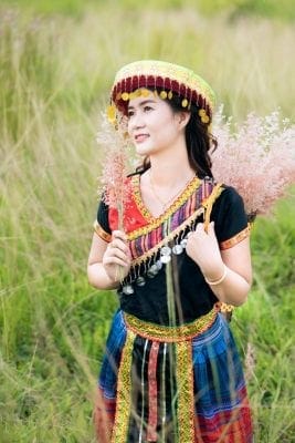 Trang phục H’Mông trong bộ ảnh ngoài trời – ảnh 11