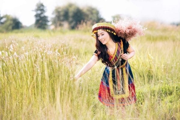 Trang phục H’Mông trong bộ ảnh ngoài trời – ảnh 17