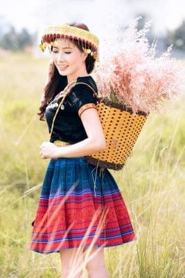 Trang phục H’Mông trong bộ ảnh ngoài trời – ảnh 16