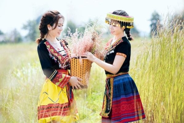 Trang phục H’Mông trong bộ ảnh ngoài trời – ảnh 18