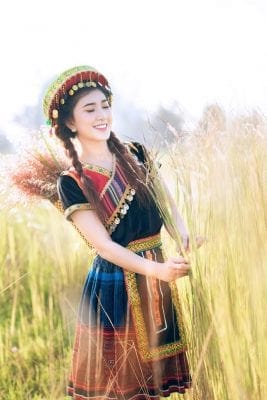 Trang phục H’Mông trong bộ ảnh ngoài trời – ảnh 27
