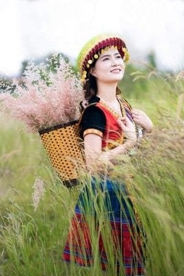 Trang phục H’Mông trong bộ ảnh ngoài trời – ảnh 35