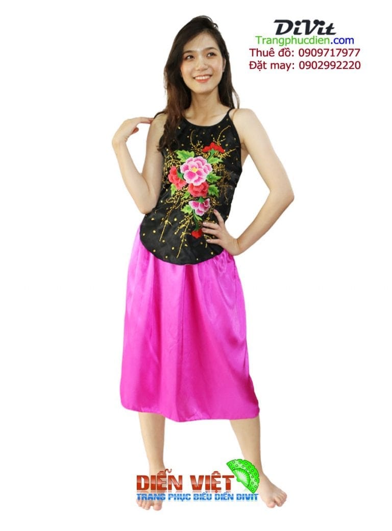 Yếm đen váy hồng ngắn