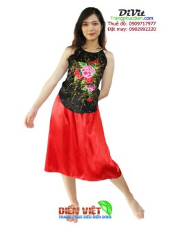 Yếm đen váy ngắn đỏ