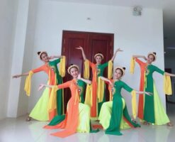 Đầm tứ thân múa dân vũ