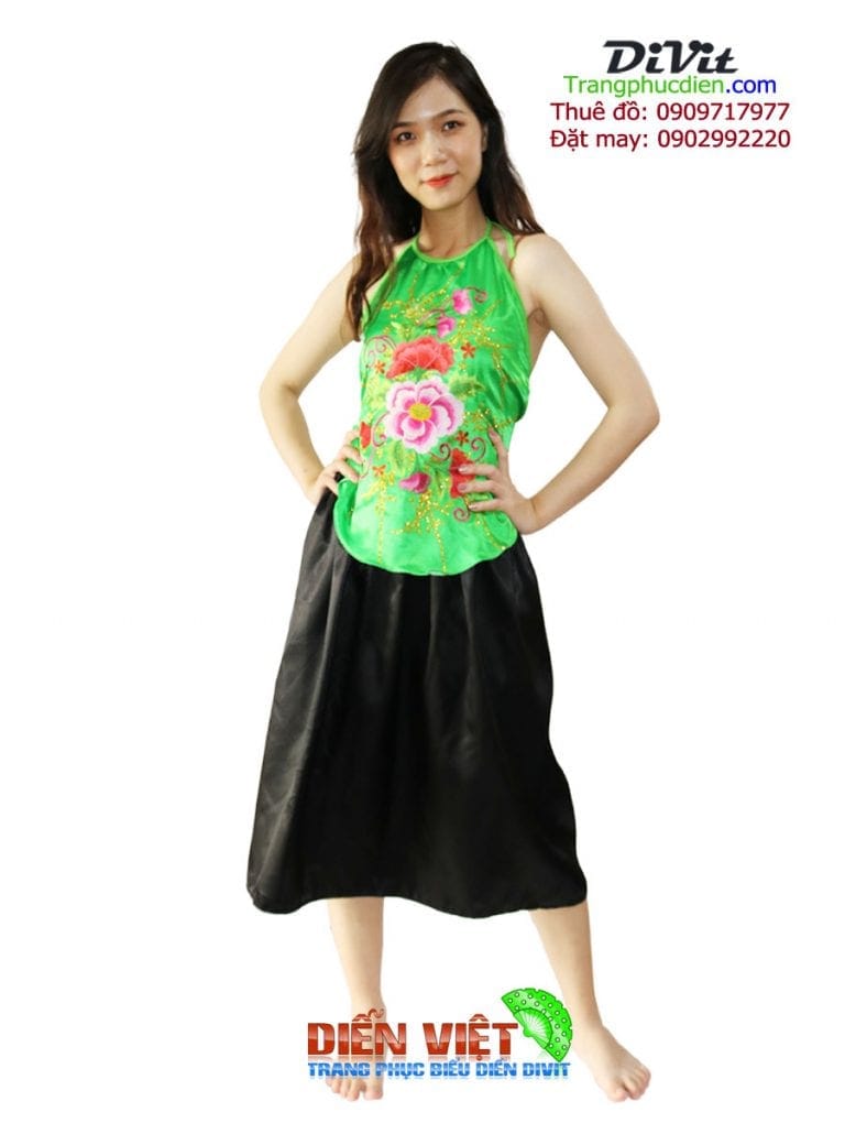 Yếm xanh váy đen ngắn