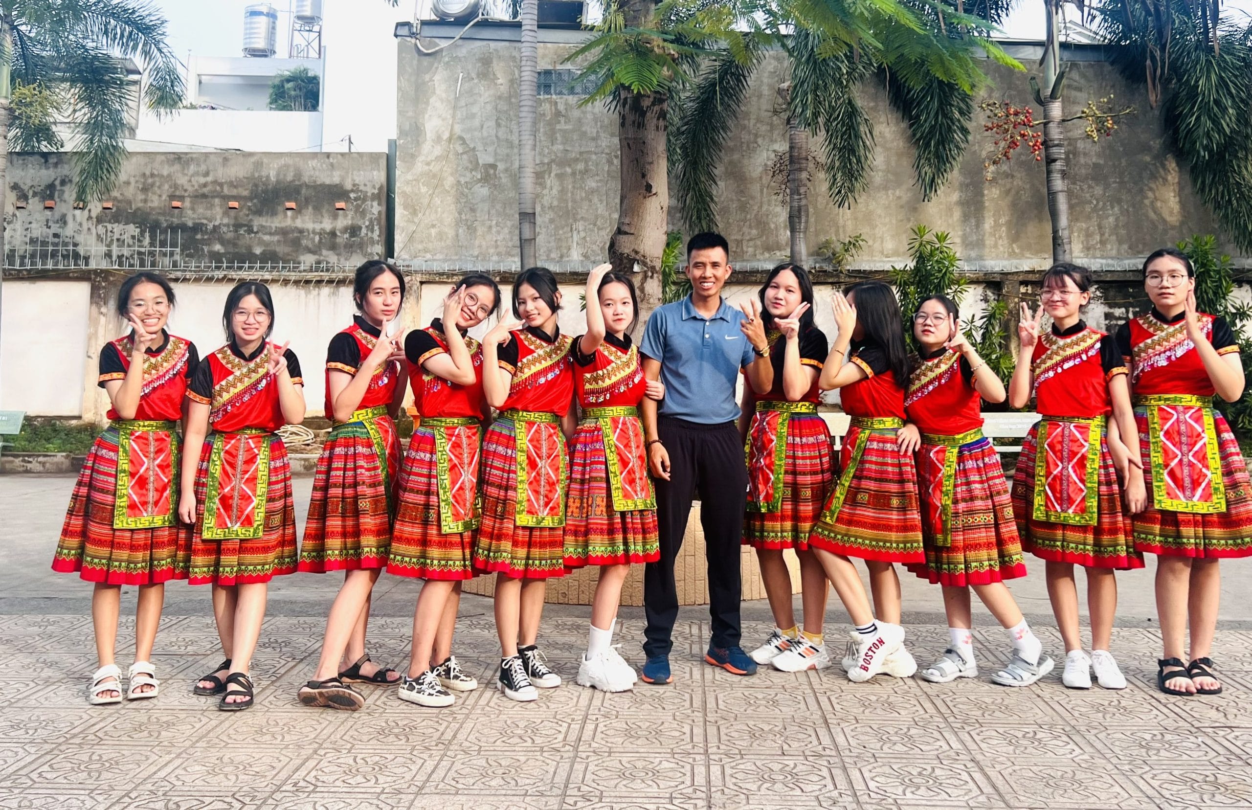 Hmong - nữ đỏ