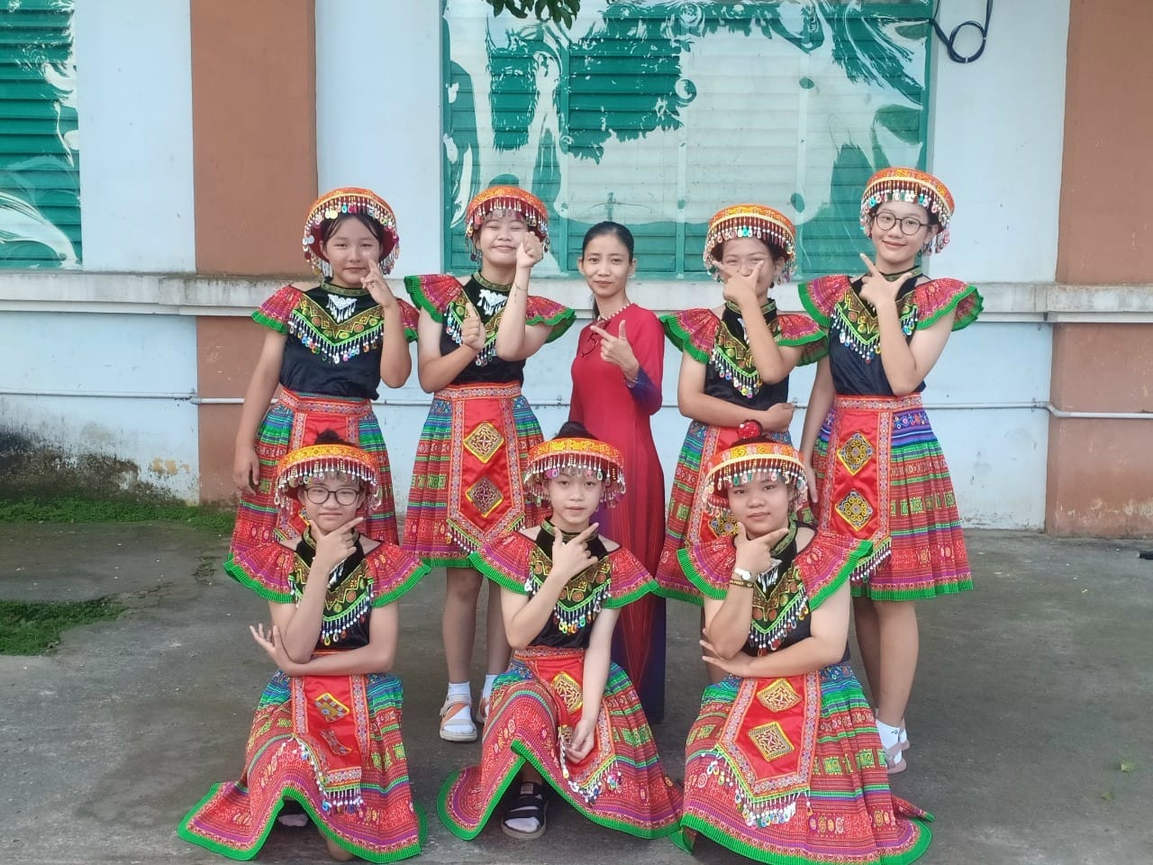 Trang phục dân tộc H'Mông nữ