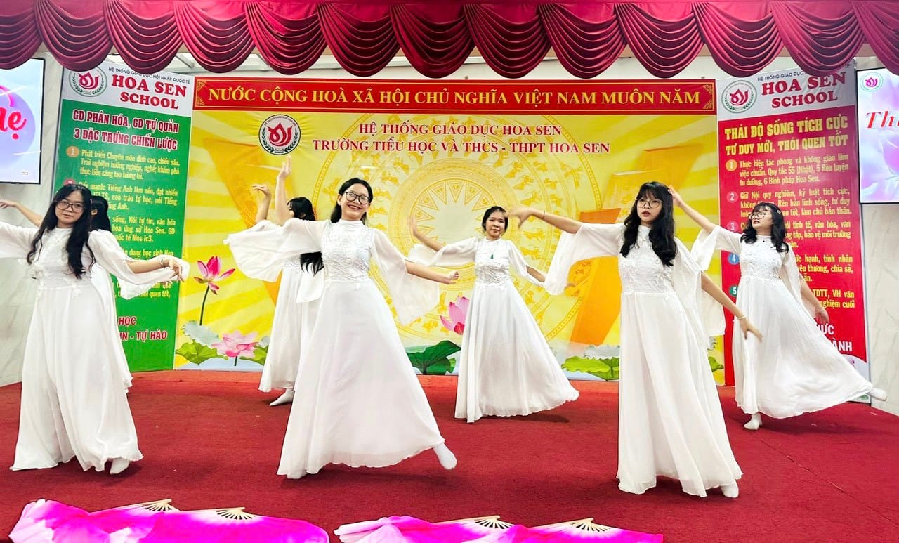 Váy múa trắng trơn