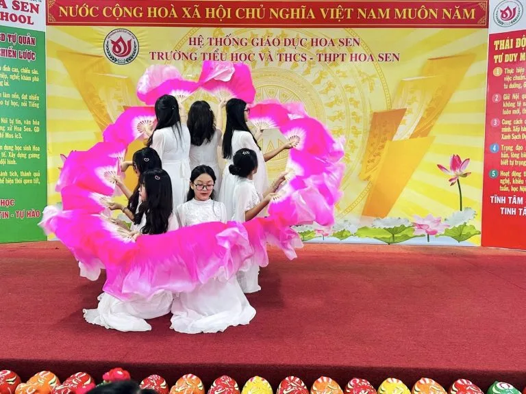 Tiết mục tạo hình bông sen lớn trên sân khấu