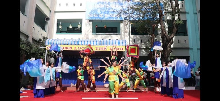 Đội hình văn nghệ trong sân trường