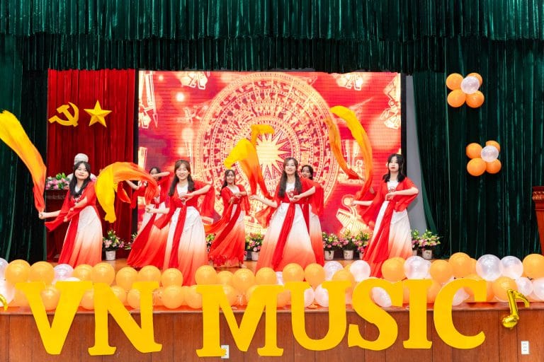 Tiết mục múa sân khấu kết hợp cờ và hoa