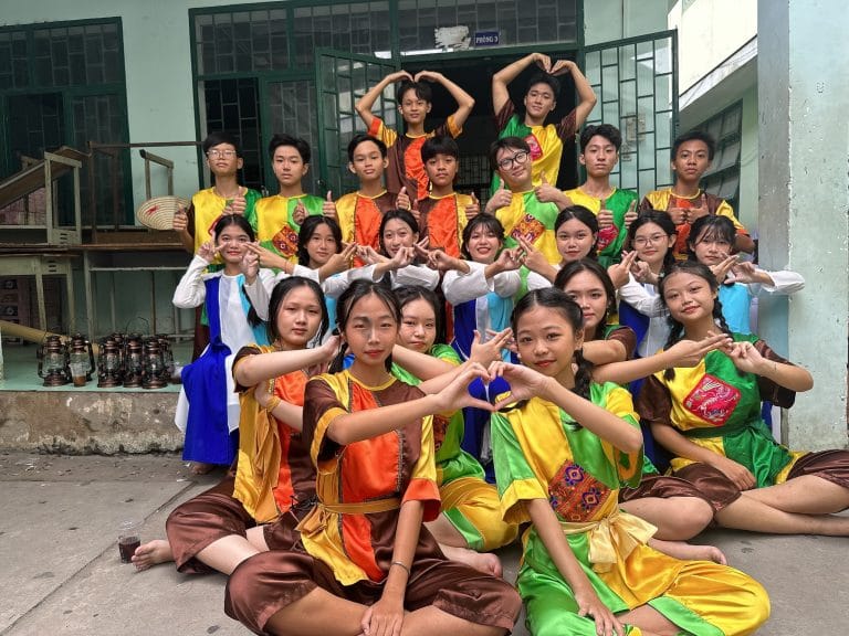 Ảnh tập thể thiếu nhi cùng hoa và phụ kiện múa