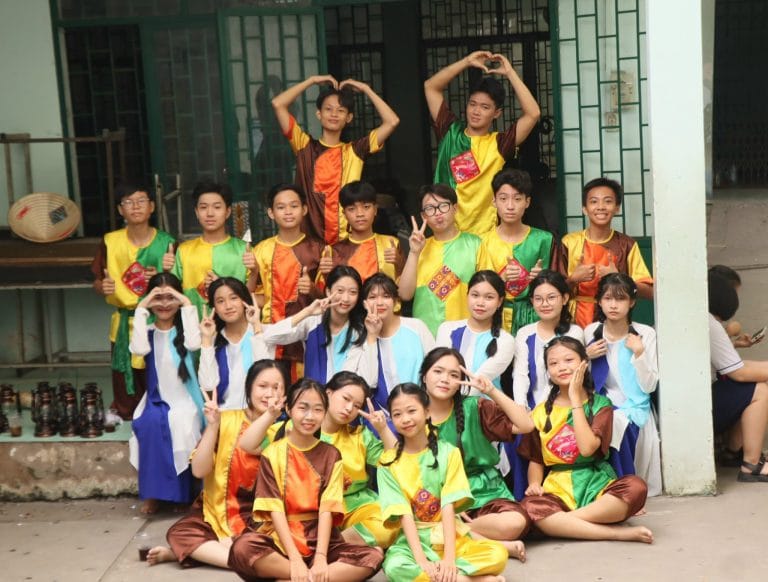 Nhóm thiếu nhi phối trang phục vàng xanh và hoa