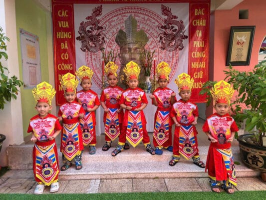 thue-do-mua-au-lac-hong-tre-em
