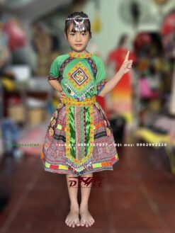 trang-phuc-h'mong-be-gai