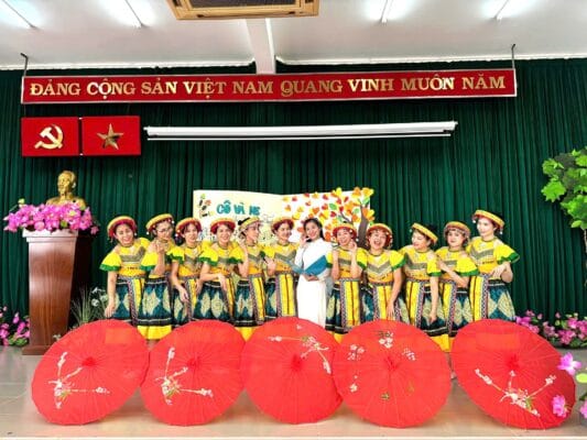 cho thue trang phục Hmong nữ vàng