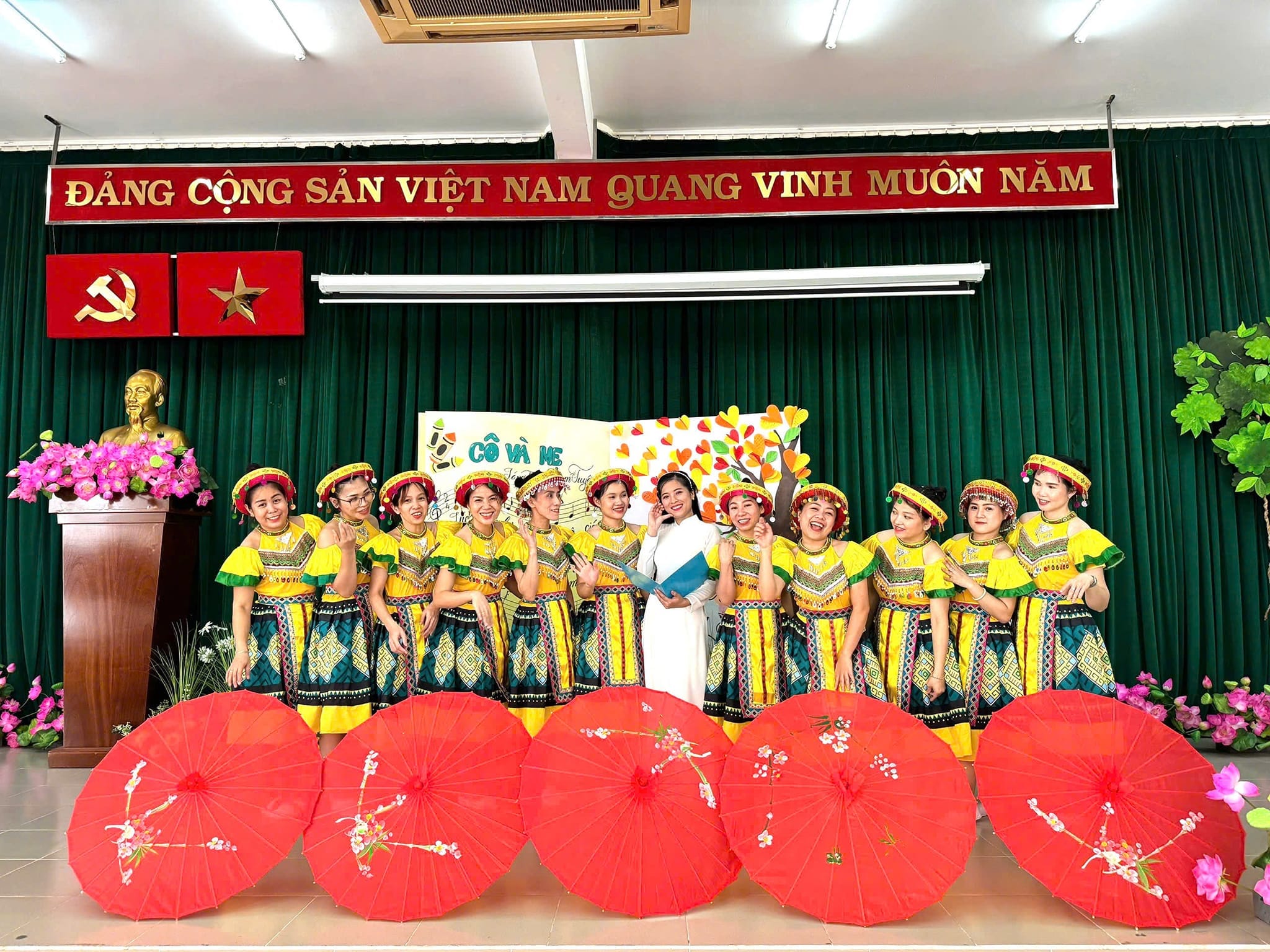 Trang phục H'Mông nữ vàng