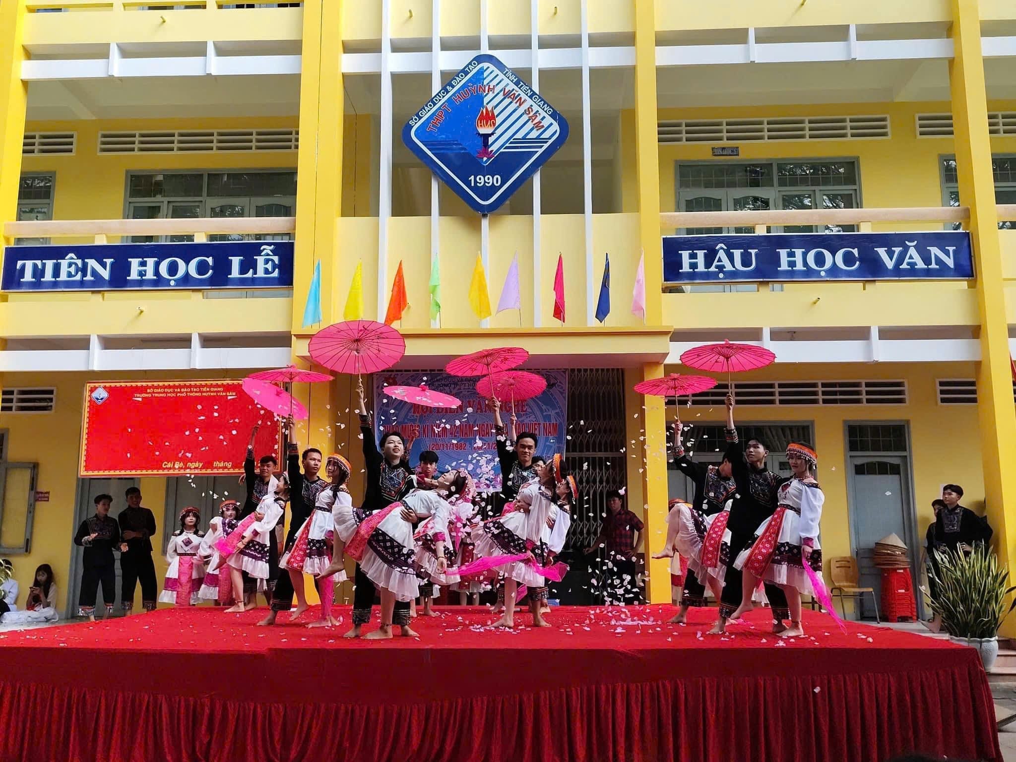 Trang phục H'Mông nữ trắng