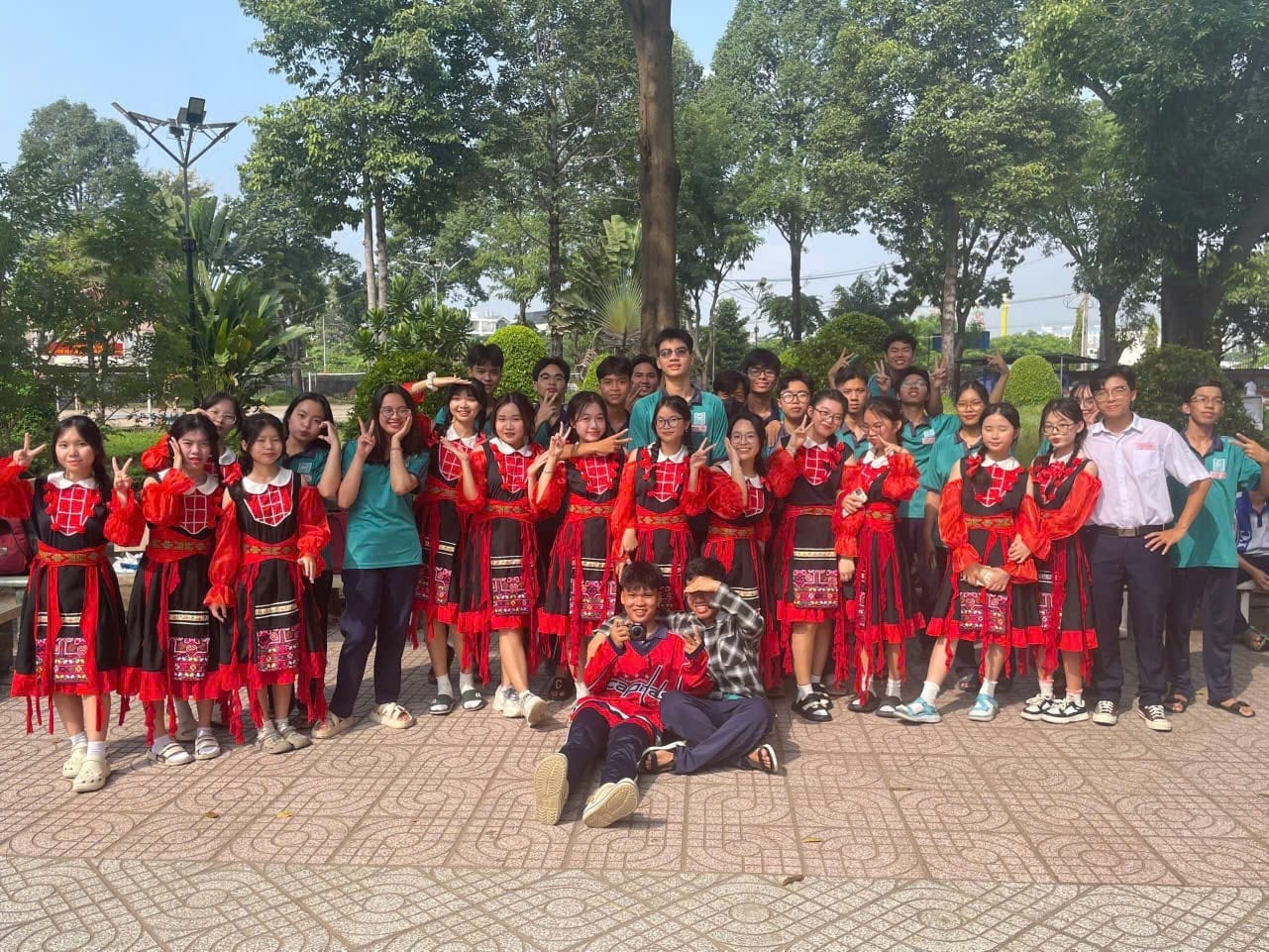 Trang phục múa "Đi giữa trời rực rỡ"
