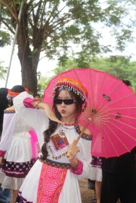 thuê đồ dân tộc hmong nữ trắng
