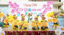 Trang phục H'Mông nữ vàng