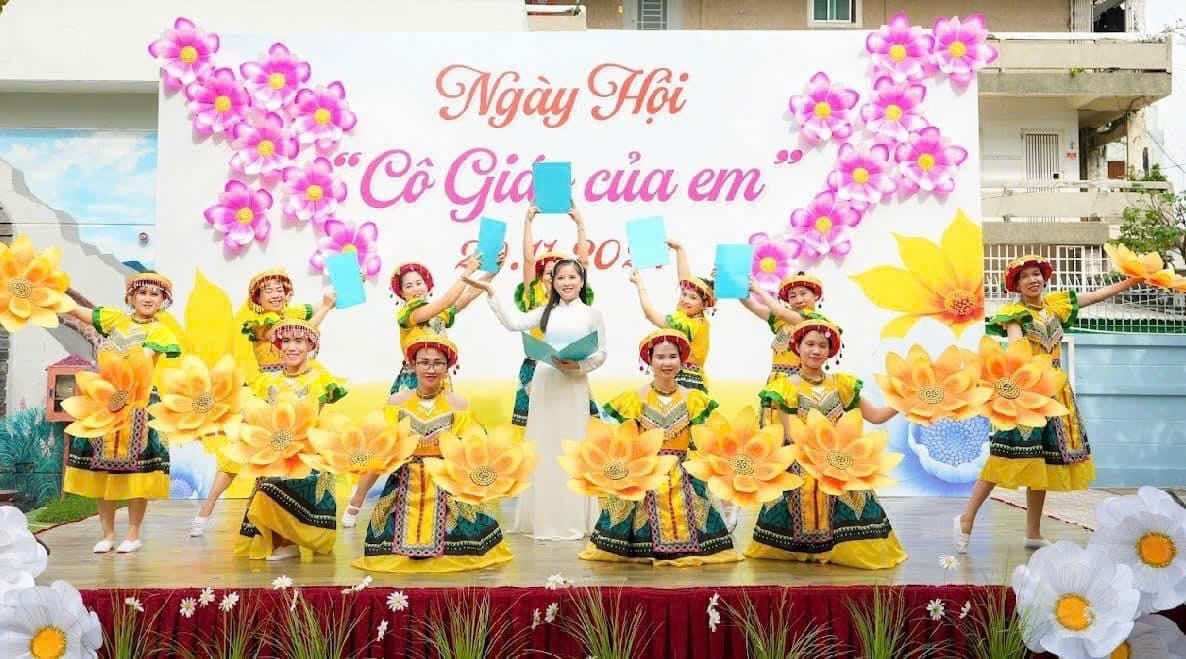 Trang phục H'Mông nữ vàng