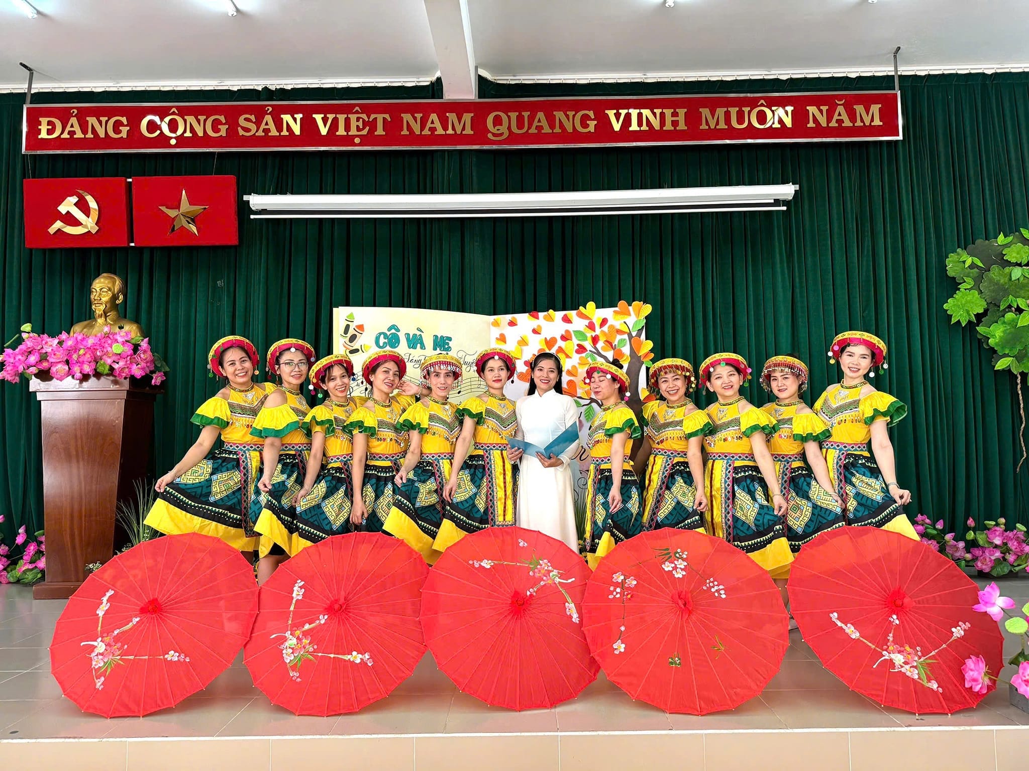 Trang phục H'Mông nữ vàng
