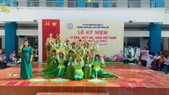 Yếm váy xanh lá