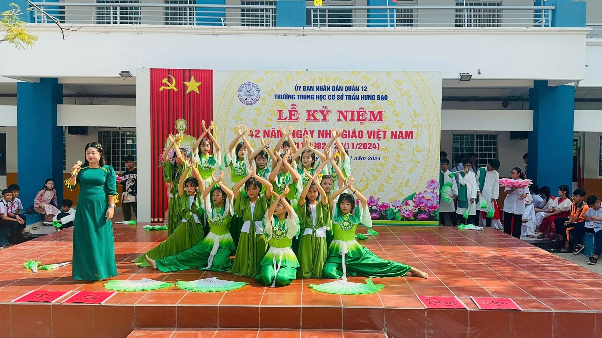 Yếm váy xanh lá