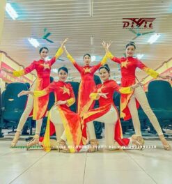 Áo dài cách tân đỏ sao vàng