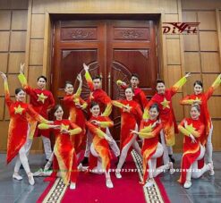 Áo dài cách tân đỏ sao vàng