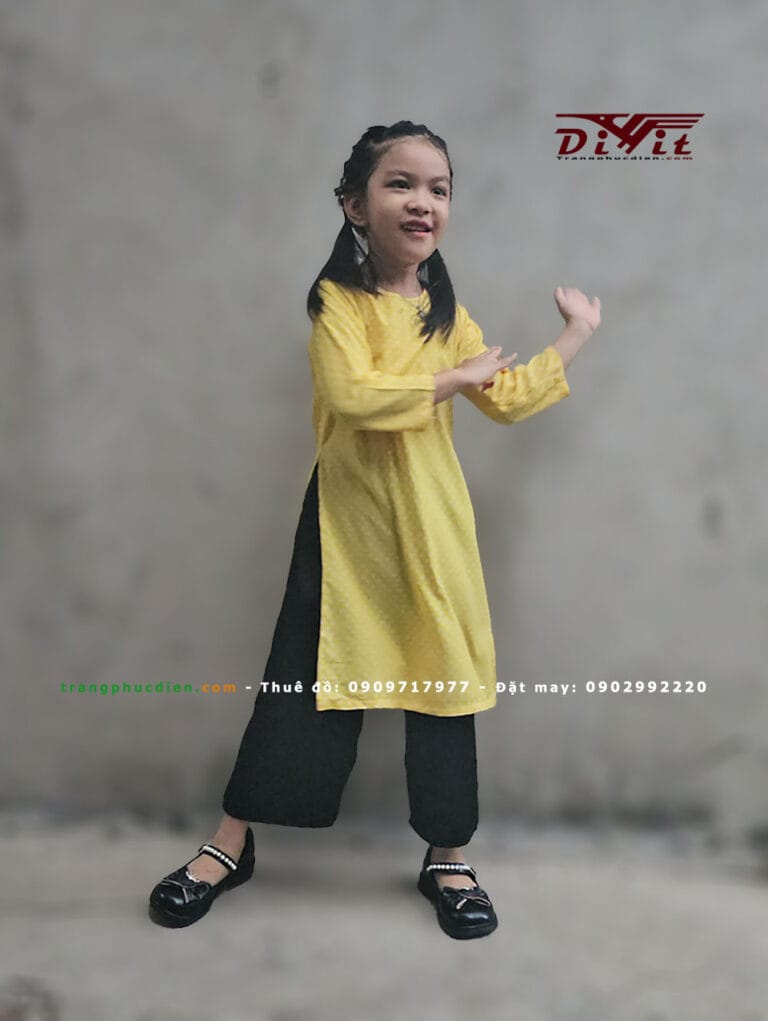 Áo dài vàng chấm bi bé gái