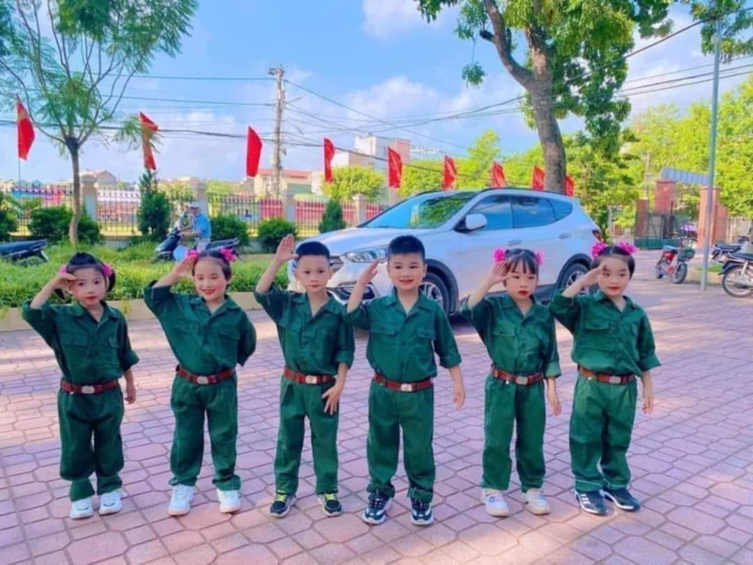 Trang phục bộ đội trẻ em