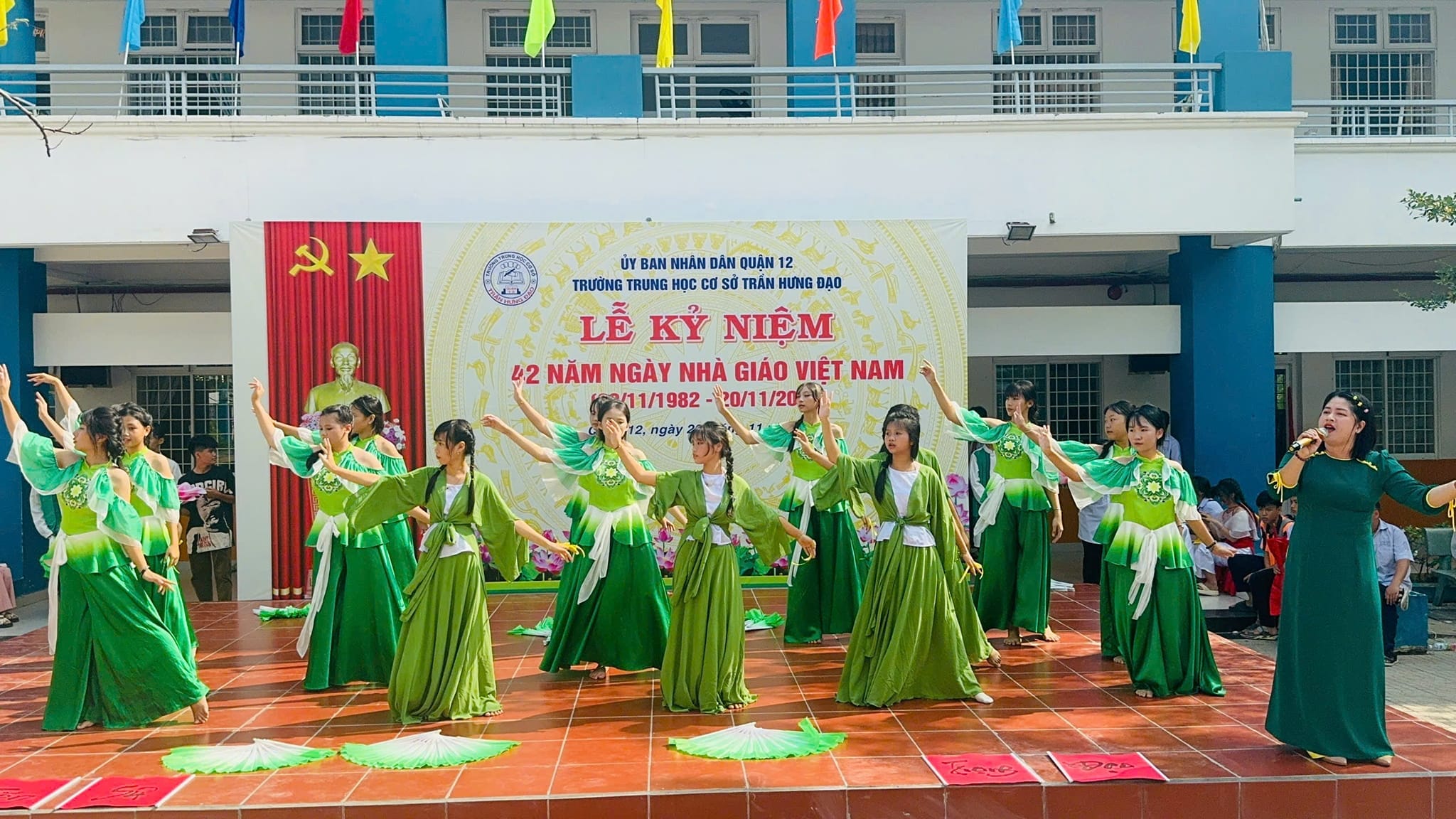 Yếm váy xanh lá