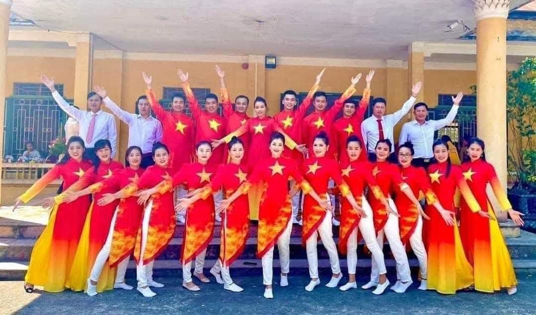 Áo dài cách tân đỏ sao vàng