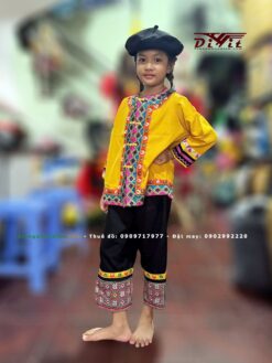 Trang phục dân tộc bé trai vàng